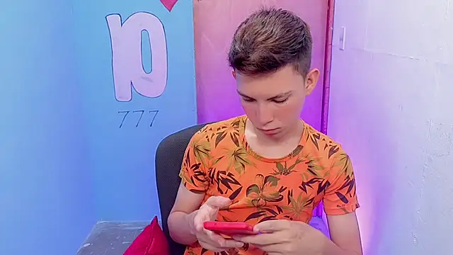Snapshot of Alexxx_lov chatting on May 19, 2026, 12:23 pm Alexxx lov online show from May 19, 2026, 12:23 pm
