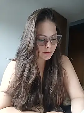Snapshot of Vale_Saenzz chatting on July 16, 2026, 8:50 pm Vale Saenzz online show from July 16, 2026, 8:50 pm