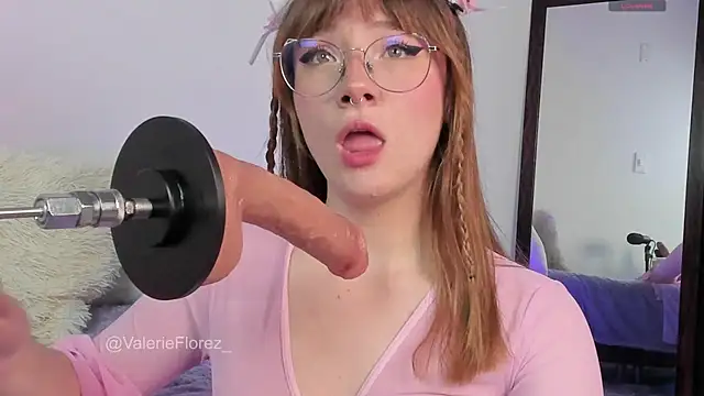 ValerieFlorez  online show from October 20, 2025, 11:16 pm