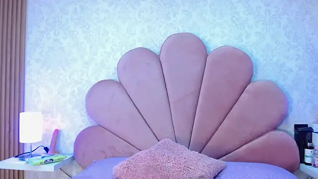 ElhaThomson online show from November 10, 2025, 9:31 pm