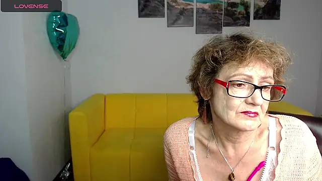Snapshot of SexyGrandma_ chatting on March 3, 2025, 9:05 pm SexyGrandma online show from March 3, 2025, 9:05 pm