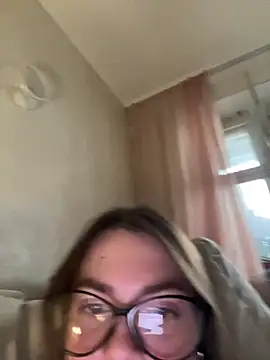 Snapshot of DearAlise chatting on November 5, 2025, 10:18 am DearAlise online show from November 5, 2025, 10:18 am