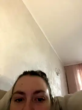 Snapshot of DearAlise chatting on October 15, 2025, 10:01 am DearAlise online show from October 15, 2025, 10:01 am