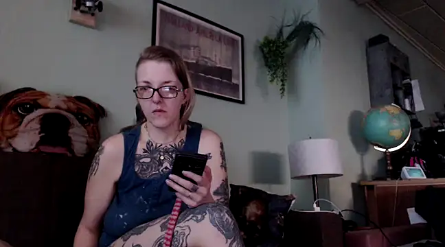 Snapshot of Astrid-Gilbert chatting on March 2, 2025, 9:32 am Astrid-Gilbert online show from March 2, 2025, 9:32 am