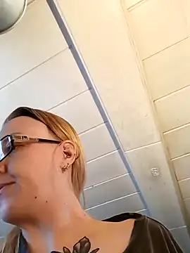 Snapshot of Astrid-Gilbert chatting on October 29, 2025, 8:02 am Astrid-Gilbert online show from October 29, 2025, 8:02 am