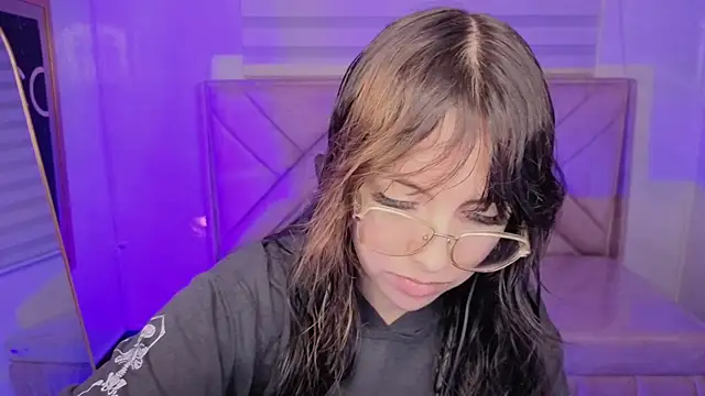Snapshot of Hela_v chatting on June 13, 2026, 1:09 pm Hela v online show from June 13, 2026, 1:09 pm