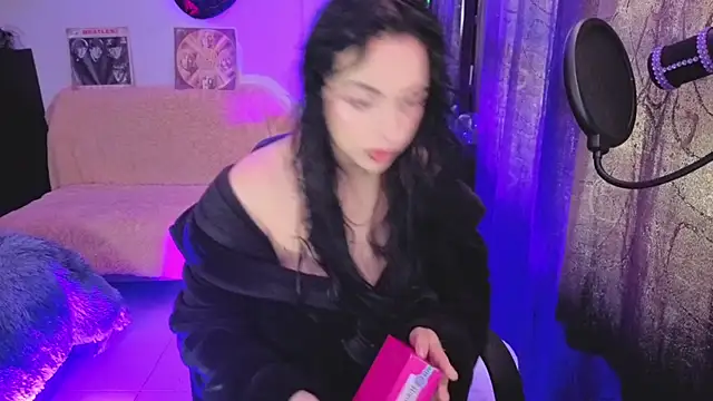 Snapshot of Hela_v chatting on July 13, 2026, 2:38 pm Hela v online show from July 13, 2026, 2:38 pm