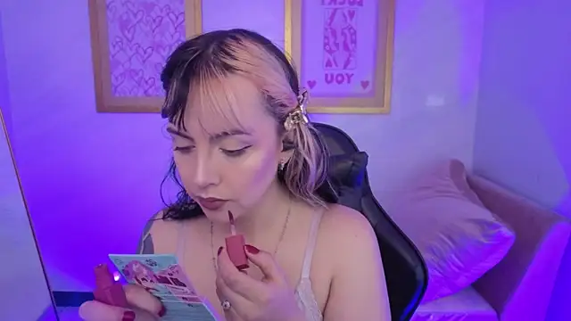 Hela v online show from February 5, 2026, 8:04 pm