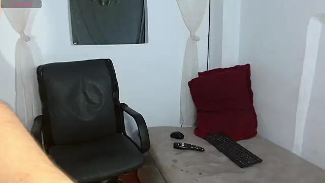 Snapshot of Luna-Naughty chatting on November 17, 2025, 9:08 pm Luna-Naughty online show from November 17, 2025, 9:08 pm