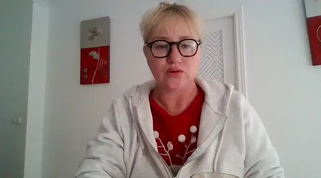 Snapshot of Luzia-Sal chatting on March 22, 2025, 10:06 am Luzia-Sal online show from March 22, 2025, 10:06 am