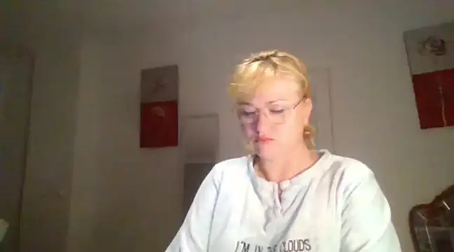 Snapshot of Luzia-Sal chatting on February 15, 2025, 7:27 am Luzia-Sal online show from February 15, 2025, 7:27 am