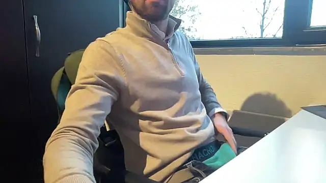 Snapshot of bullyboyy chatting on December 4, 2025, 3:11 pm bullyboyy online show from December 4, 2025, 3:11 pm