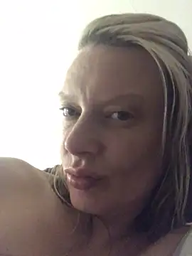 Snapshot of blondey206 chatting on February 12, 2025, 6:40 pm blondey206 online show from February 12, 2025, 6:40 pm