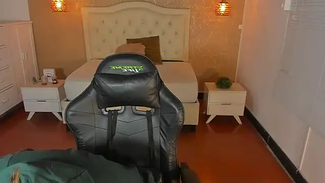 Snapshot of Hadley_ chatting on November 7, 2025, 3:44 am Hadley online show from November 7, 2025, 3:44 am