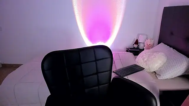 soymmia1 online show from November 17, 2025, 8:02 pm