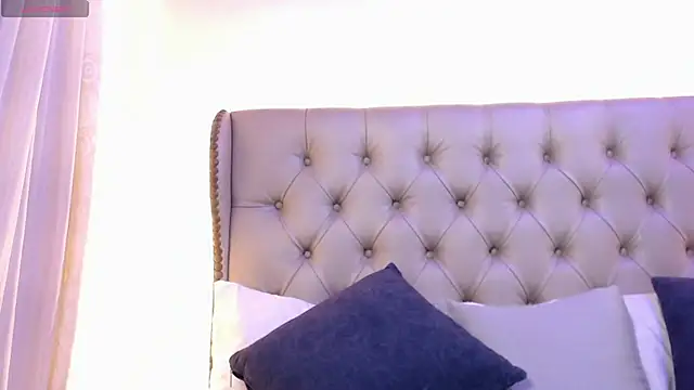 Liiamthompson online show from July 6, 2026, 11:39 am