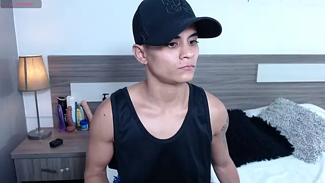 Liiamthompson online show from December 18, 2025, 9:29 pm