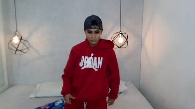 Liiamthompson online show from March 19, 2025, 8:43 pm