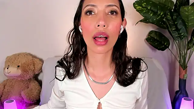 Miss veronicaa2 online show from May 11, 2026, 1:23 pm