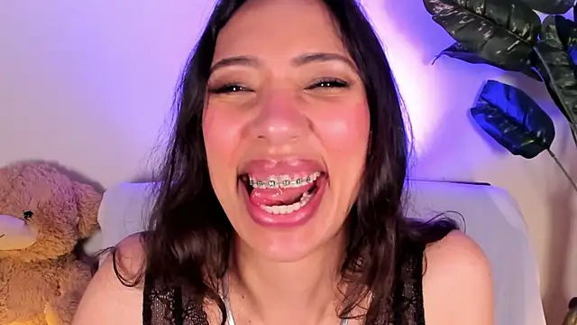 Miss veronicaa2 online show from May 5, 2026, 1:14 pm