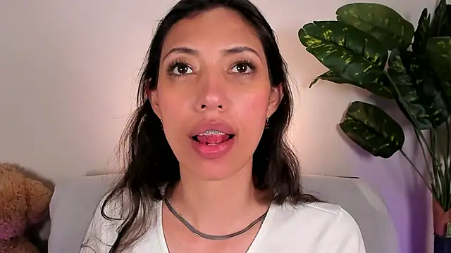 Miss veronicaa2 online show from May 11, 2026, 5:43 pm
