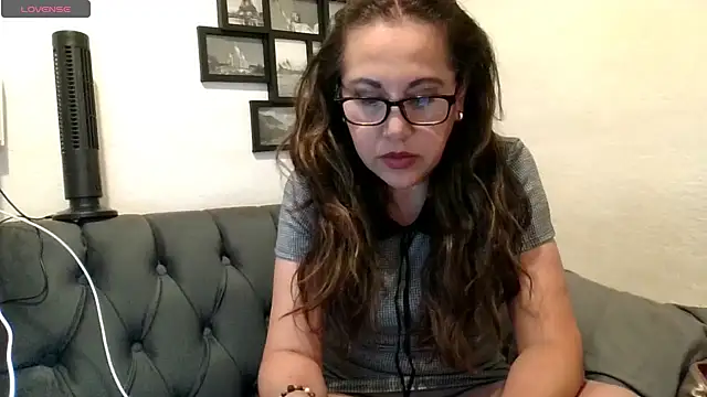 MirandaLatinaLovely online show from April 28, 2026, 3:11 am
