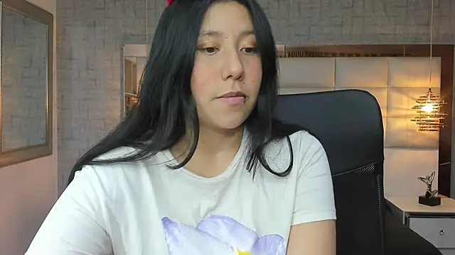 Snapshot of Nohemi_louse chatting on October 13, 2025, 6:53 pm Nohemi louse online show from October 13, 2025, 6:53 pm