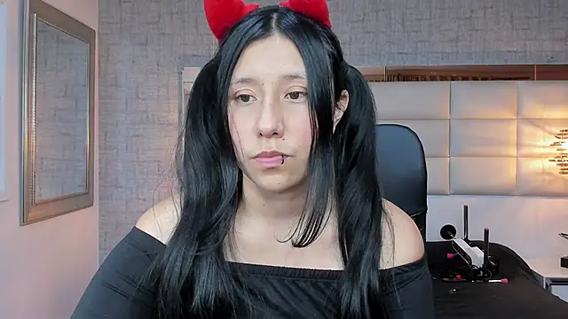 Snapshot of Nohemi_louse chatting on October 14, 2025, 7:14 pm Nohemi louse online show from October 14, 2025, 7:14 pm