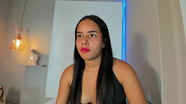 Snapshot of Roxy_Stonee chatting on July 6, 2026, 7:27 pm Roxy Stonee online show from July 6, 2026, 7:27 pm