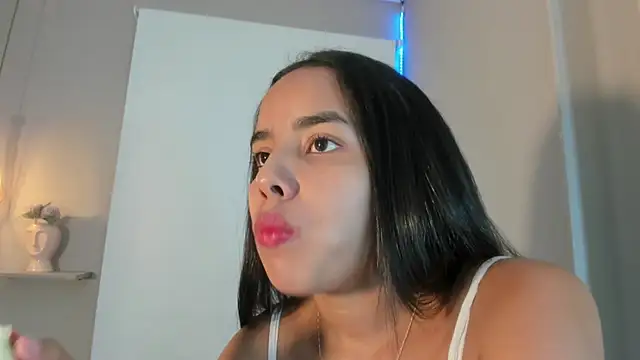 Snapshot of Roxy_Stonee chatting on August 7, 2026, 7:20 pm Roxy Stonee online show from August 7, 2026, 7:20 pm