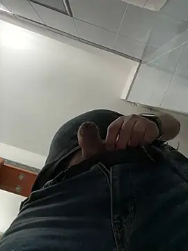 fuocovivo4 online show from February 8, 2025, 2:38 pm