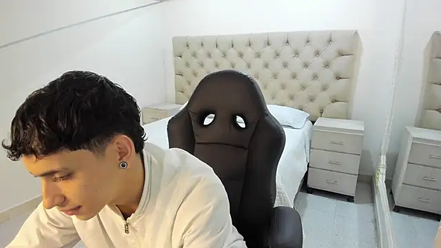 Snapshot of JhoanLeandro chatting on November 13, 2025, 4:49 am JhoanLeandro online show from November 13, 2025, 4:49 am