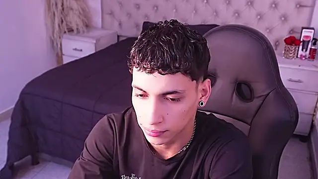JhoanLeandro online show from April 24, 2026, 6:37 am