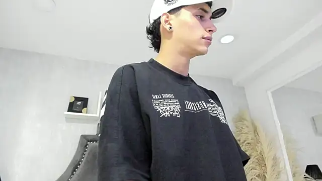 JhoanLeandro online show from April 30, 2026, 9:41 pm
