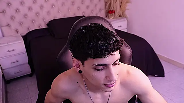 JhoanLeandro online show from June 14, 2026, 6:36 am
