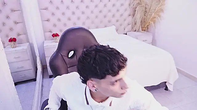 JhoanLeandro online show from June 22, 2026, 5:37 am