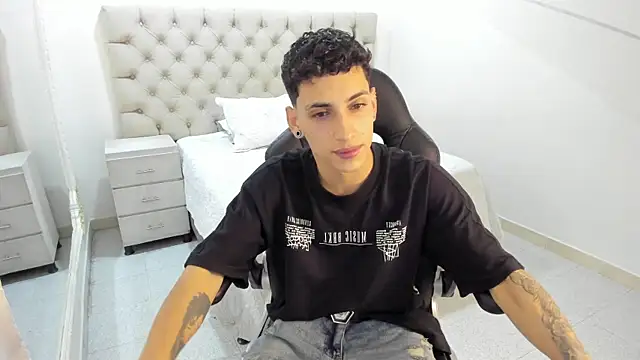 JhoanLeandro online show from November 6, 2025, 5:22 am