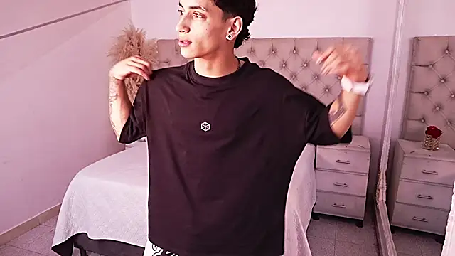 JhoanLeandro online show from April 29, 2026, 5:11 am