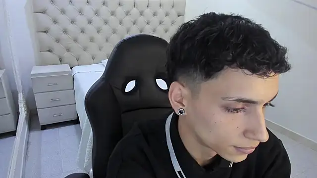 JhoanLeandro online show from January 13, 2026, 4:49 am