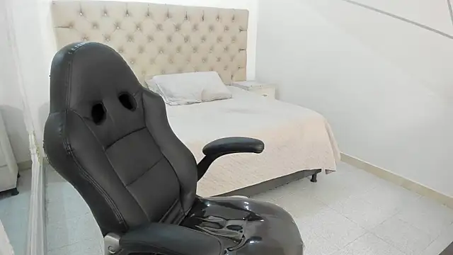 Snapshot of JhoanLeandro chatting on October 19, 2025, 5:21 am JhoanLeandro online show from October 19, 2025, 5:21 am