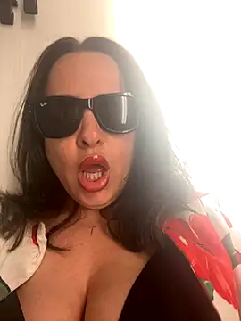 Snapshot of laarti chatting on October 11, 2025, 6:20 pm laarti online show from October 11, 2025, 6:20 pm