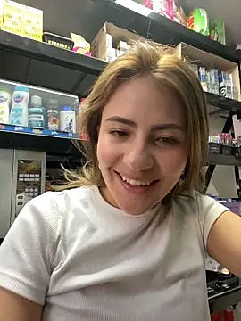 Snapshot of Andrea18_blonde chatting on June 5, 2026, 3:40 pm Andrea18 blonde online show from June 5, 2026, 3:40 pm
