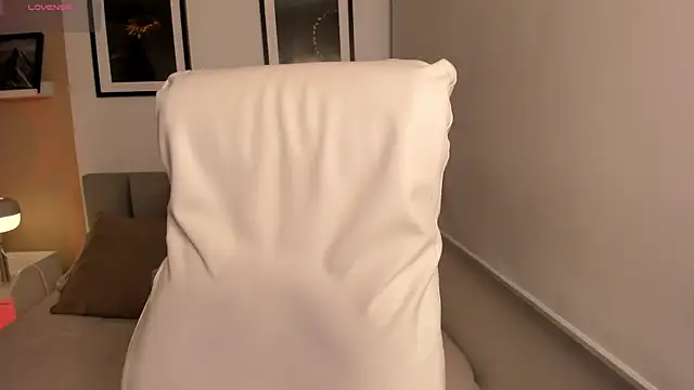 Gigi Strawberry online show from November 28, 2025, 3:17 am