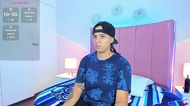 Liiam smith  online show from November 7, 2025, 1:48 pm