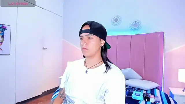 Liiam smith  online show from October 27, 2025, 1:34 pm