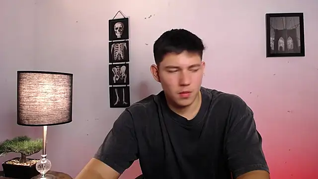 Snapshot of JamesCr_ chatting on November 6, 2025, 12:47 am JamesCr online show from November 6, 2025, 12:47 am