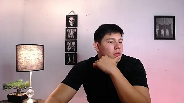 Snapshot of JamesCr_ chatting on November 19, 2025, 1:05 am JamesCr online show from November 19, 2025, 1:05 am