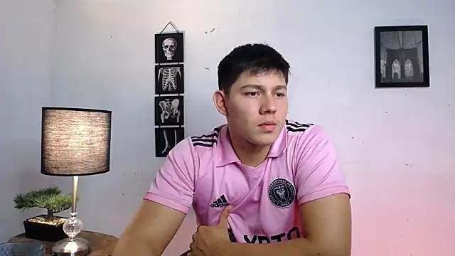 Snapshot of JamesCr_ chatting on November 12, 2025, 12:37 am JamesCr online show from November 12, 2025, 12:37 am