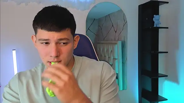 Snapshot of JamesCr_ chatting on June 12, 2026, 12:25 pm JamesCr online show from June 12, 2026, 12:25 pm