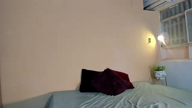 Snapshot of Violetta_0 chatting on March 6, 2026, 12:11 pm Violetta 0 online show from March 6, 2026, 12:11 pm